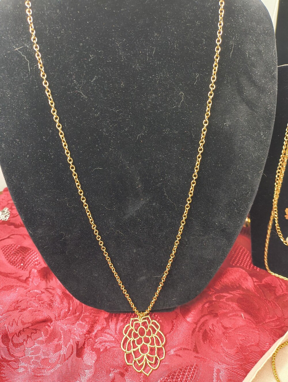 Vintage Avon Monarch Petal Gold Tone Statement Necklace Floral Pendant 24" - Picture 7 of 9